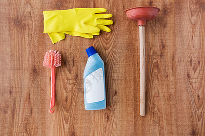 清洁用品,家务,家务家庭柱塞,橡胶手套马桶刷与洗涤剂木制背景上的雪柱塞与厕所干净的东西木头上